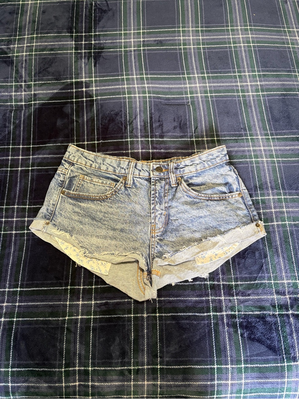 Wild Fable Blue denim shorts w/distressed look&flower details on pockets. Size 4